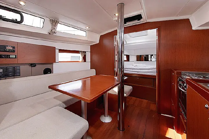Beneteau Oceanis 38.1 - 