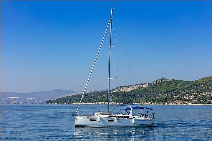 Beneteau Oceanis 38.1 - 