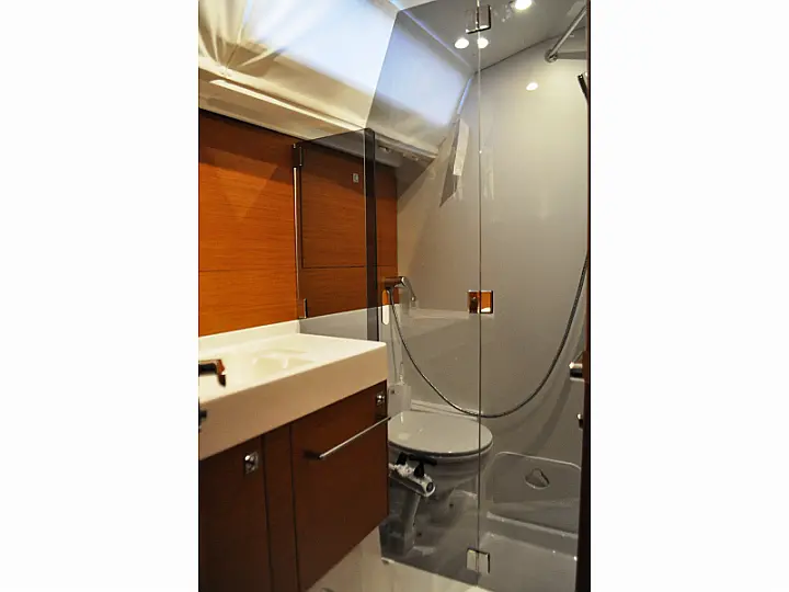 Sun Odyssey 519 - Toilets