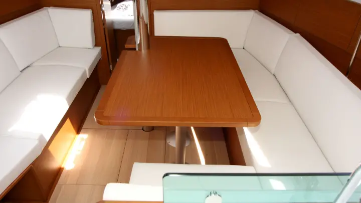 Sun Odyssey 389 - Salon