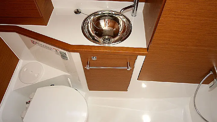 Sun Odyssey 389 - Toilette