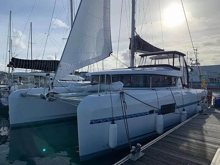Lagoon 42 - Outside I