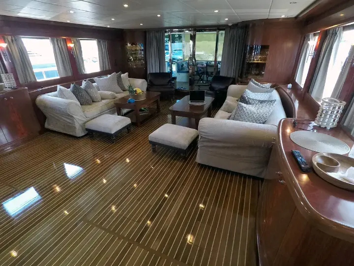 Johnson 87 - Johnson 87 Luxury yacht saloon