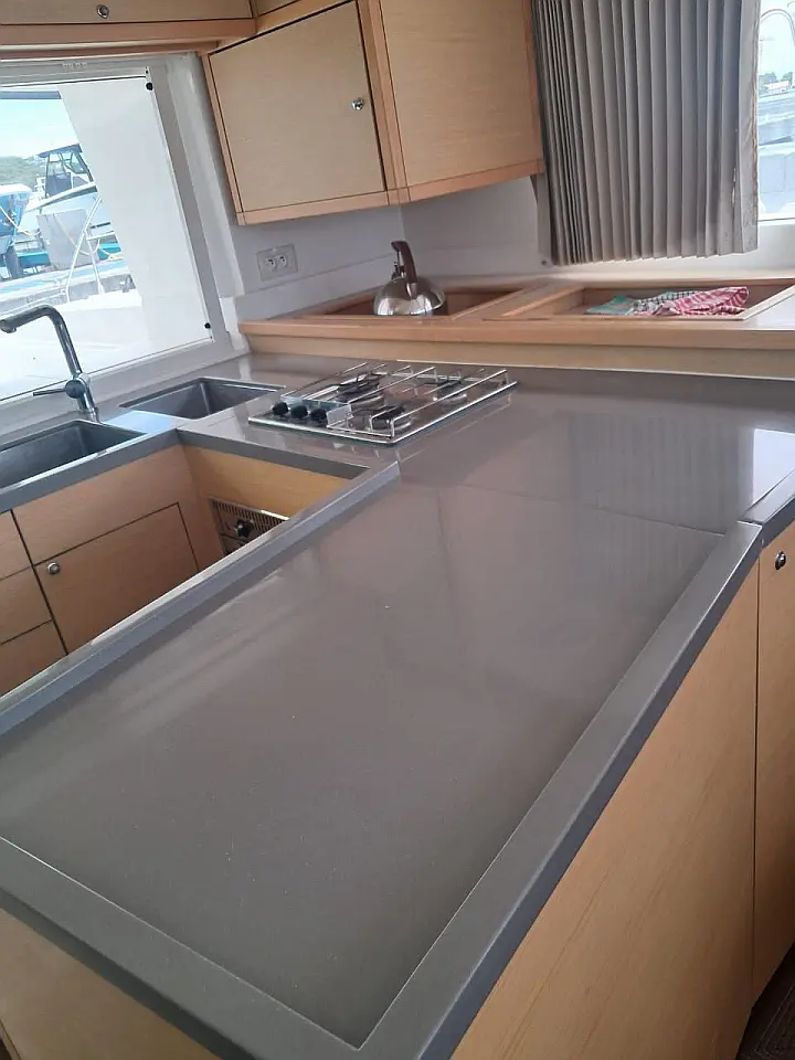 Lagoon 450 SporTop - Kitchen 4