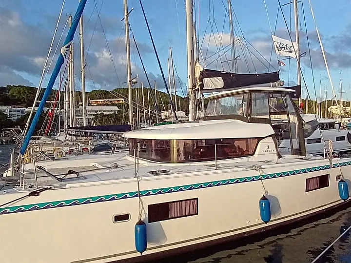 Lagoon 42 - External image