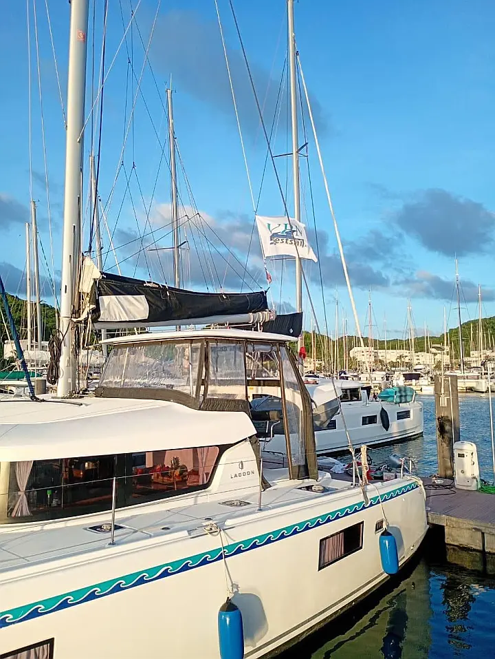 Lagoon 42 - Bimini/Sail