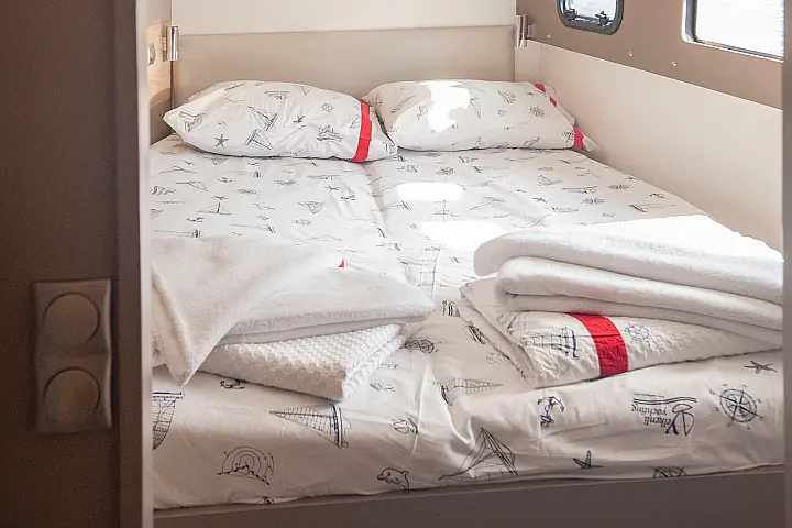 Bali 4.5 - Front Cabin (starboard side)