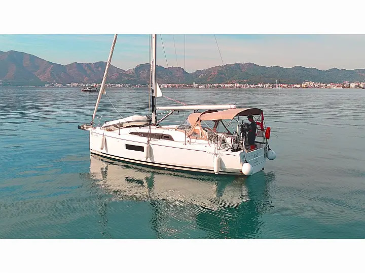 Oceanis 30.1 - External image