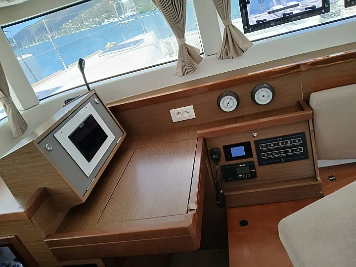 Lagoon 42 - Navigation Station / Chart Table