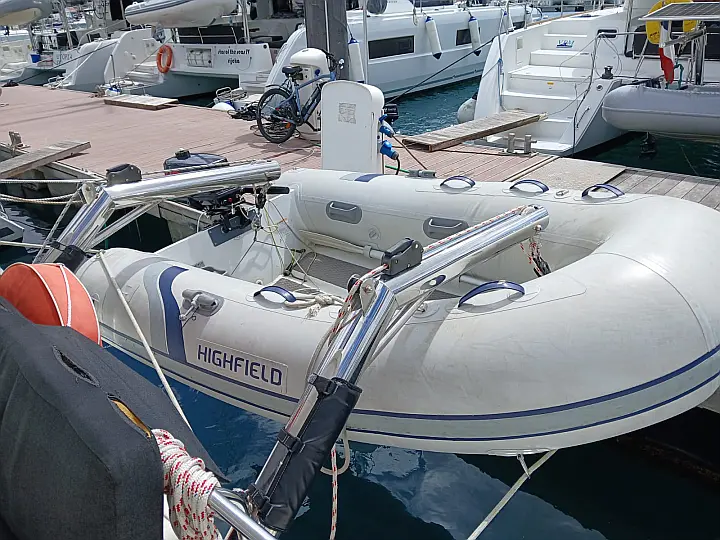 Lagoon 42 - Davits & Dinghy