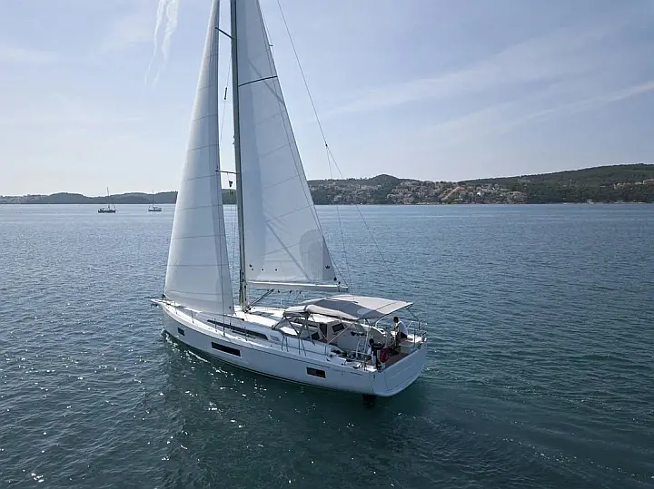 Oceanis 51.1 - External image