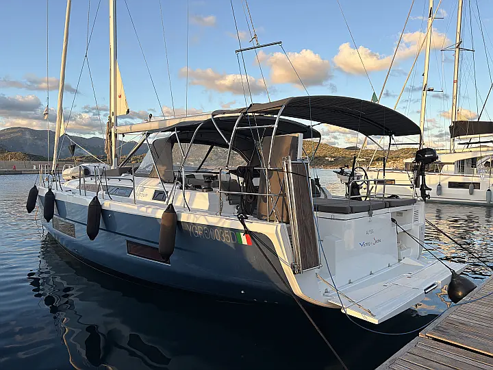 Dufour 470 owner's version. - External image