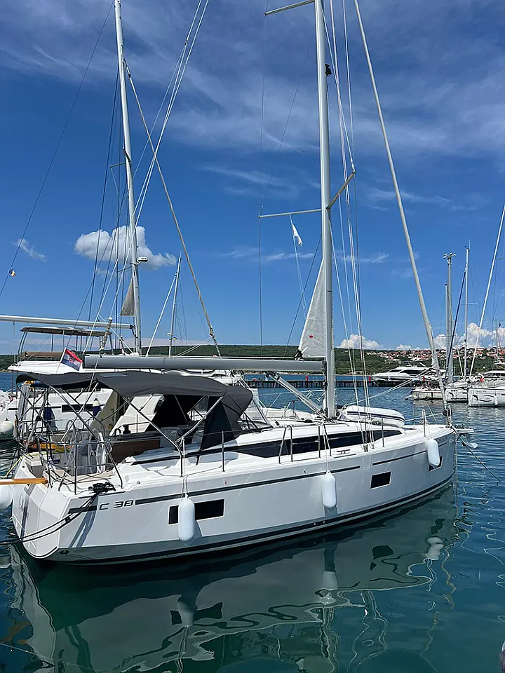 Bavaria C38 - 