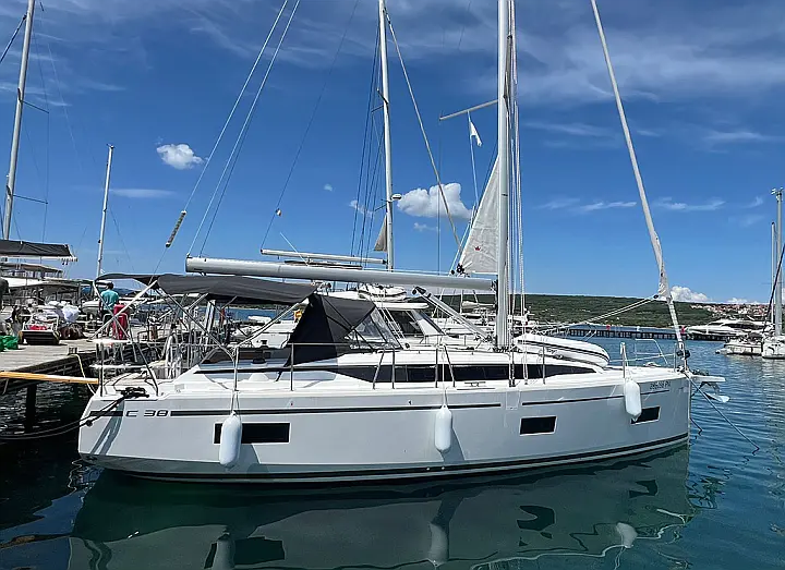 Bavaria C38 - 