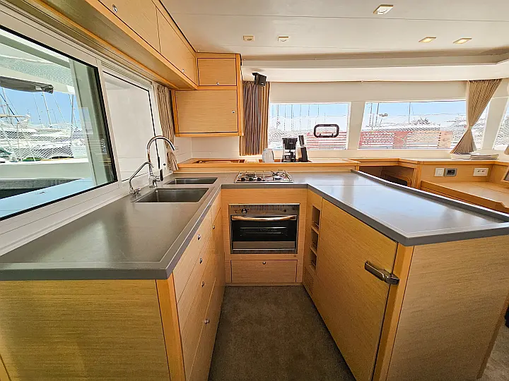 Lagoon 450 Fly - kitchen1