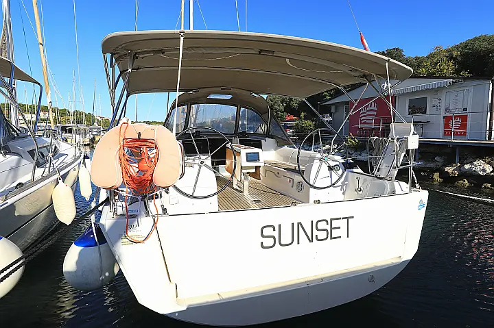 Dufour 382 - 
