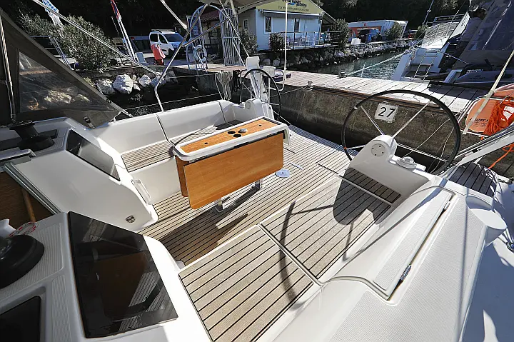 Dufour 382 - 