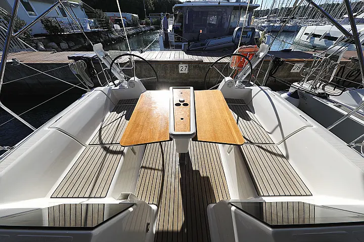 Dufour 382 - 