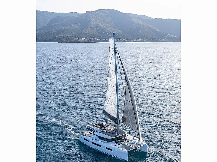 Lagoon 51 - External image