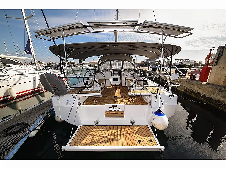 Bavaria C42 - External image