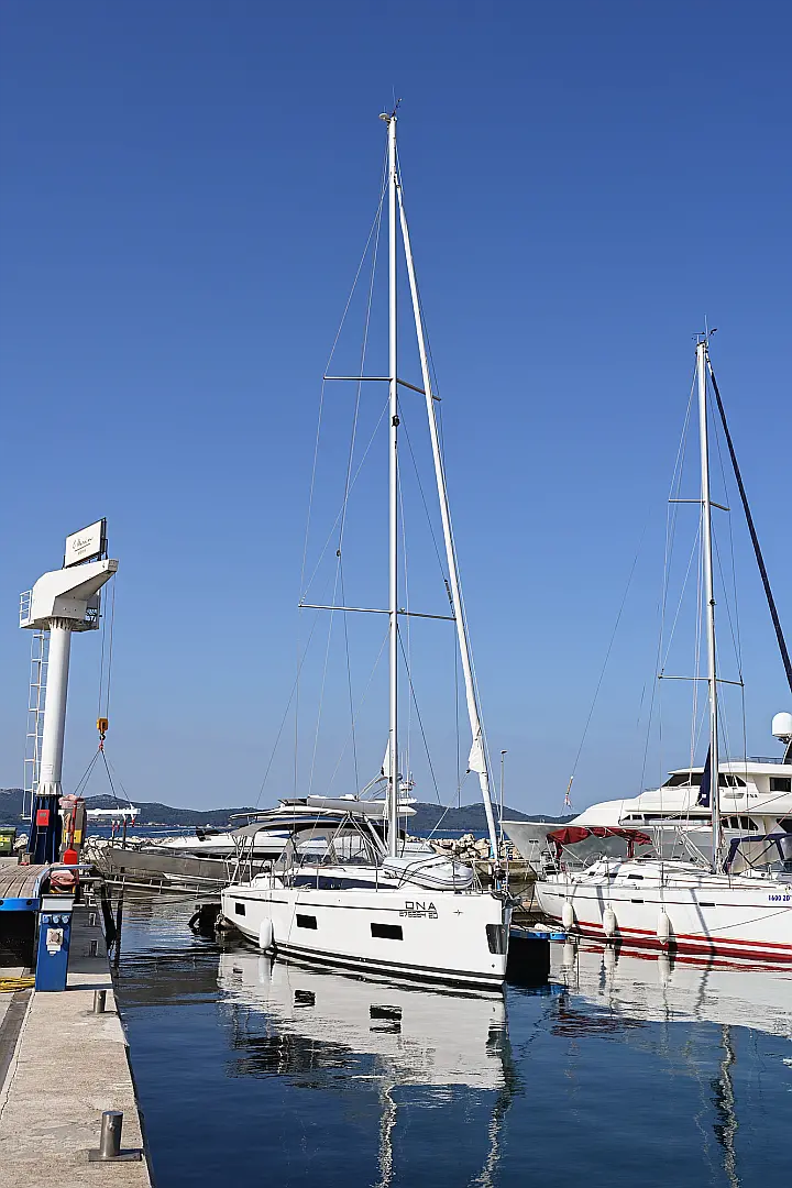 Bavaria C42 - 