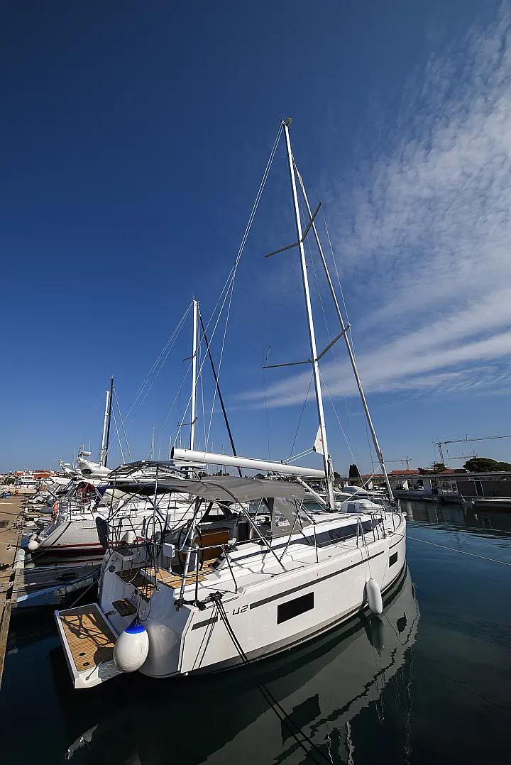 Bavaria C42 - 