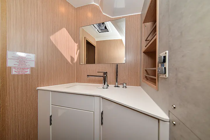 Bavaria C42 - 
