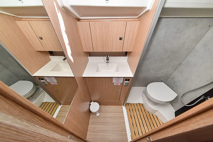 Bavaria C42 - 