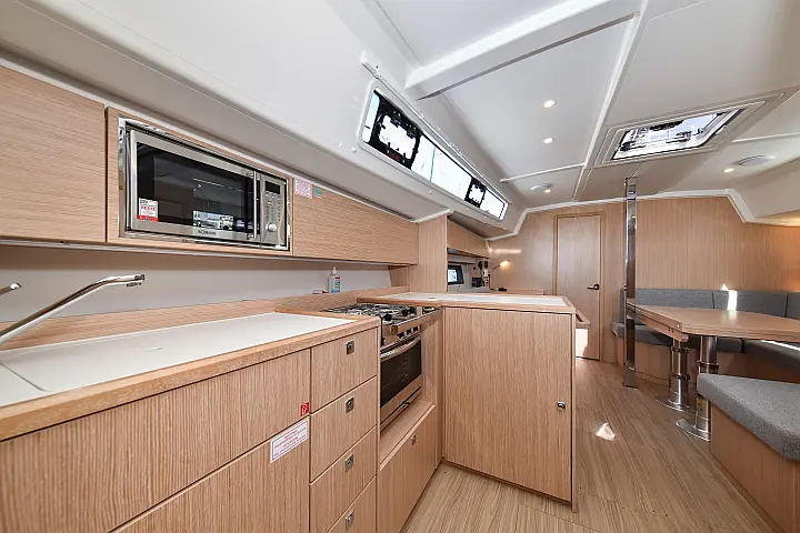 Bavaria C42 - 