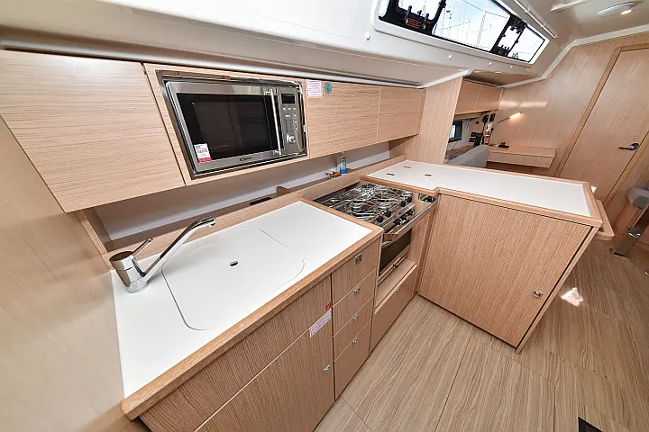 Bavaria C42 - 