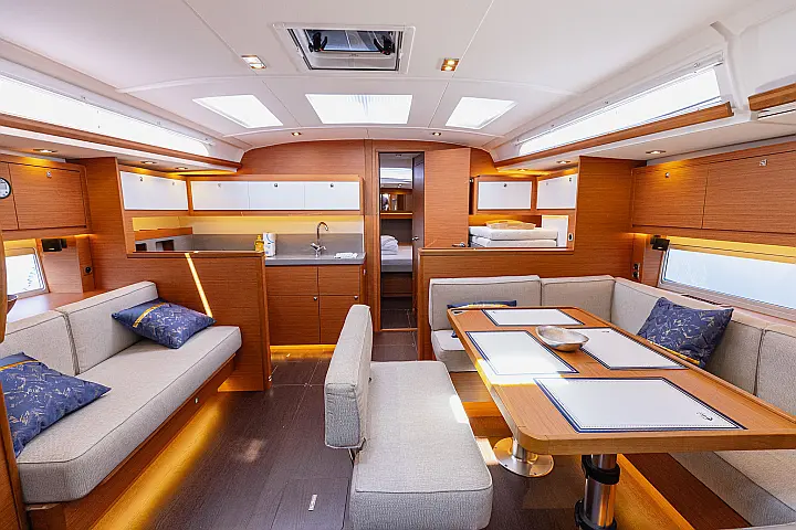 Dufour 470 owner layout - 