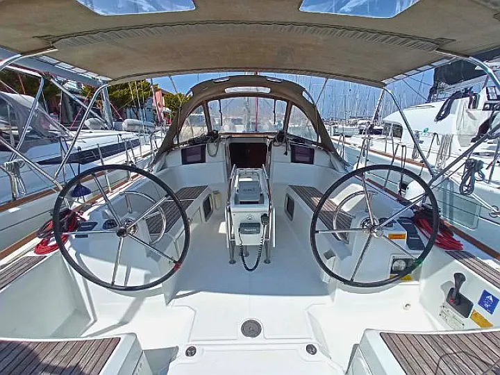 Sun Odyssey 379 - - External image