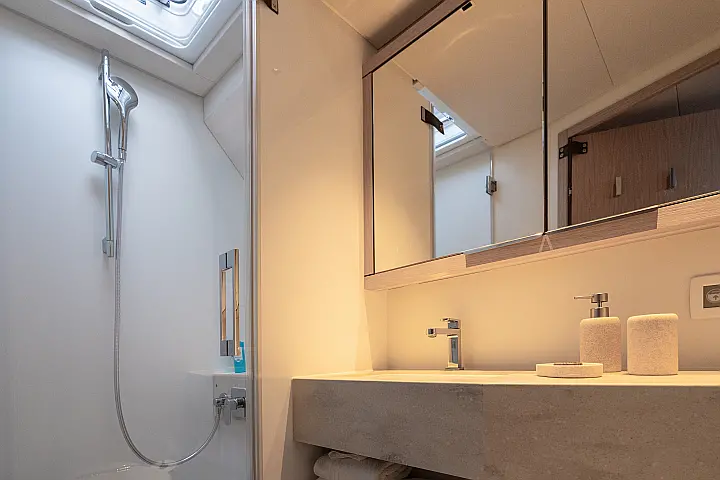 Lagoon Sixty 5 - Toilet