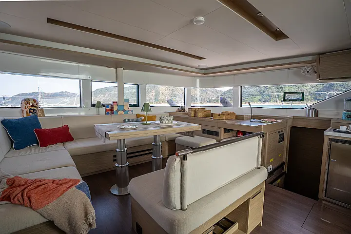 Lagoon 51 - Dinette