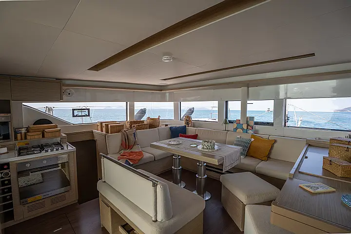 Lagoon 51 - Dinette