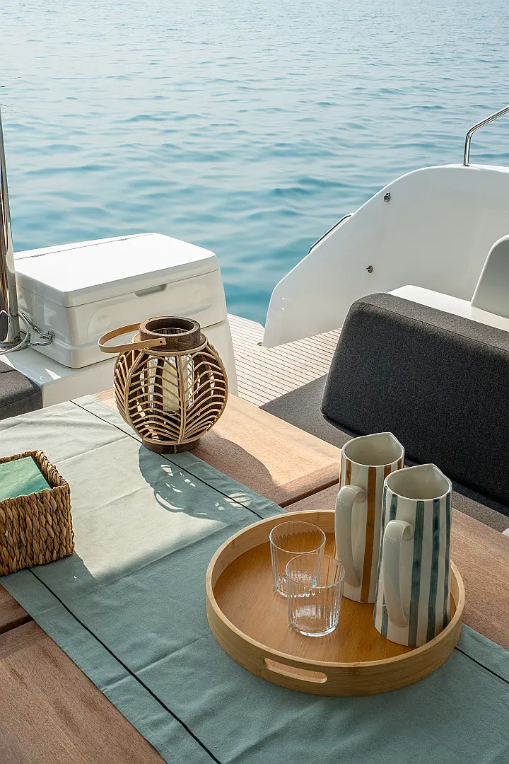 Lagoon 51 - Cockpit table detail