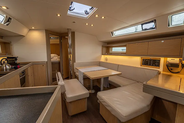 Oceanis 45 - Dinette