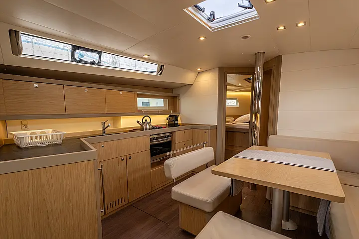 Oceanis 45 - Dinette