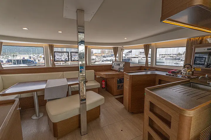 Lagoon 42 - Dinette