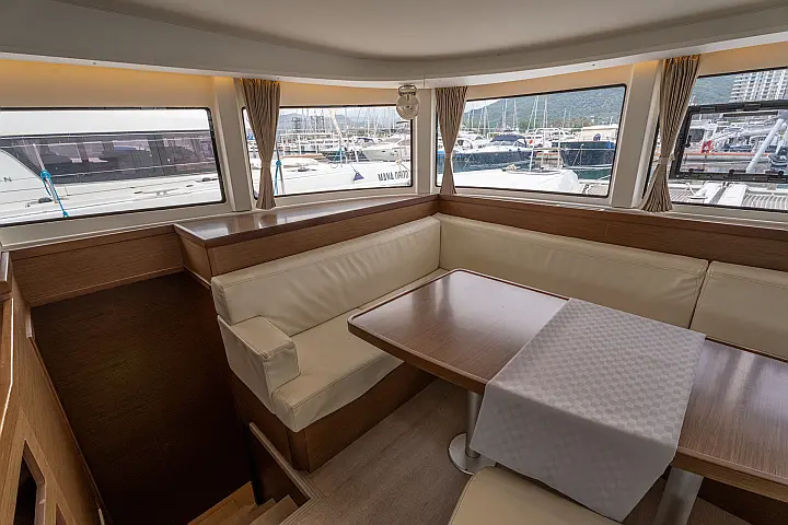 Lagoon 42 - Dinette