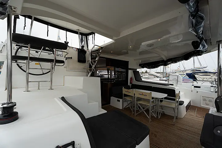 Lagoon 42 - Cockpit