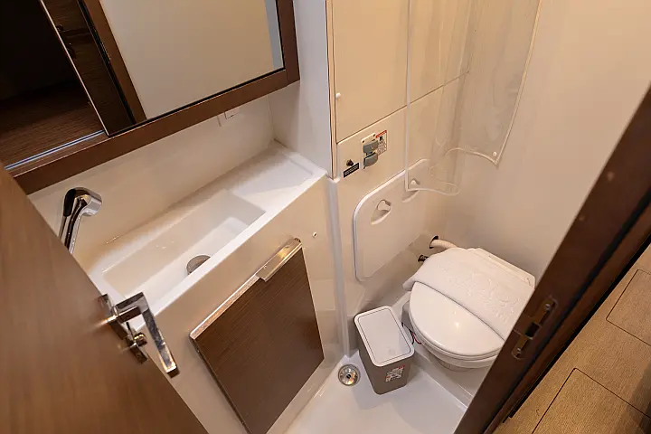Lagoon 40 - Toilet