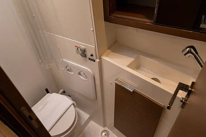 Lagoon 40 - Toilet