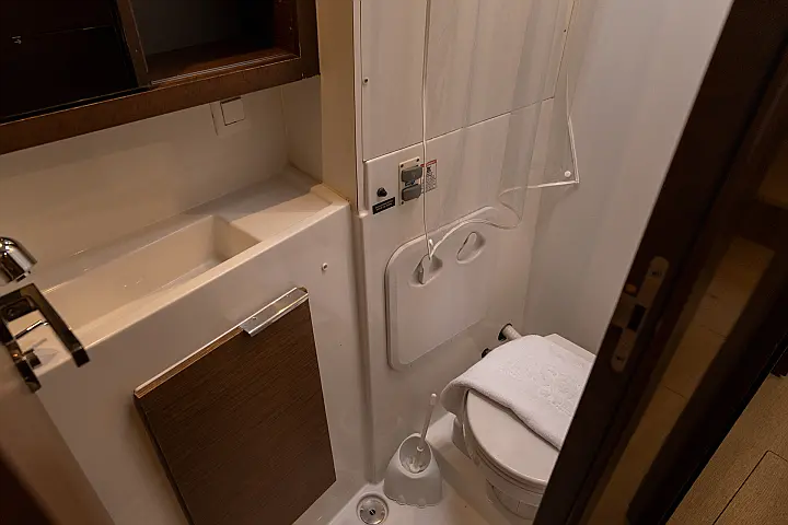 Lagoon 40 - Toilet