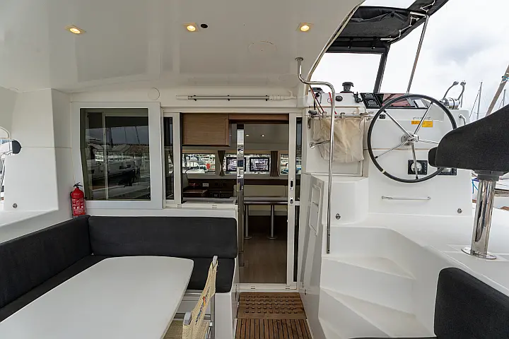 Lagoon 40 - Cockpit