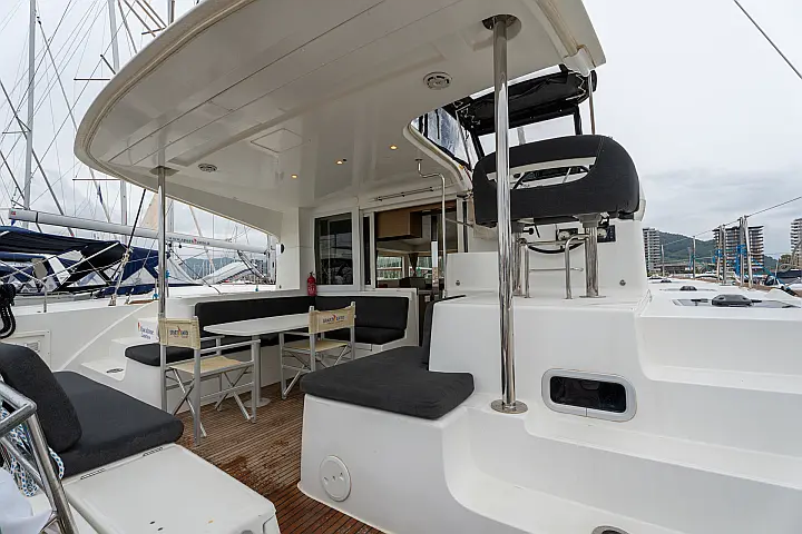 Lagoon 40 - Cockpit