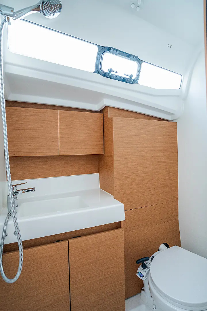 Sun Odyssey 380 - Toilet