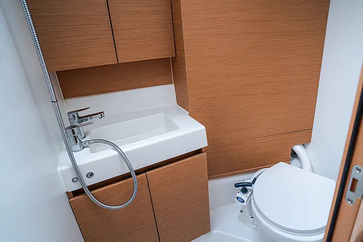 Sun Odyssey 380 - Toilet