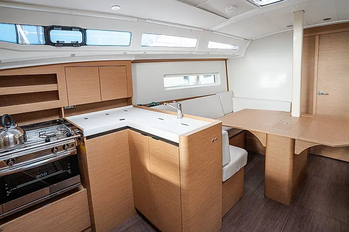 Sun Odyssey 380 - Dinette