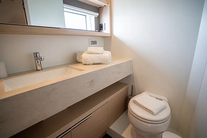Lagoon 55 - Toilet